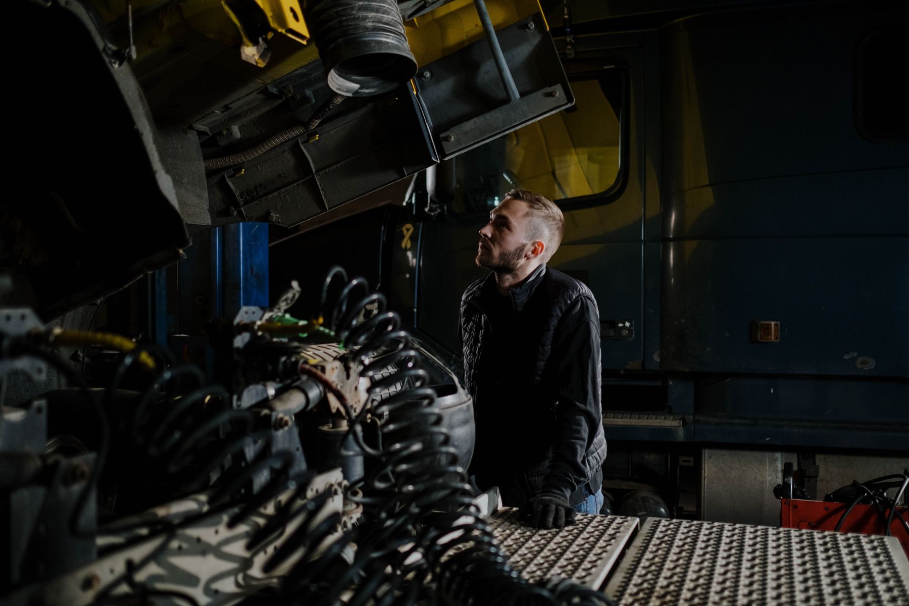 Mechanik ogląda ciężarówkę w warsztacie